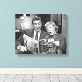 Couple Reading Magazine Leinwanddruck (Insitu (Holzboden))