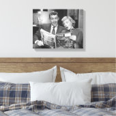 Couple Reading Magazine Leinwanddruck (Insitu (Schlafzimmer))