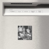Couple Reading Magazine Magnet (In Situ (Geschirrspüler))