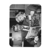 Couple Reading Magazine Magnet (Vertikal)
