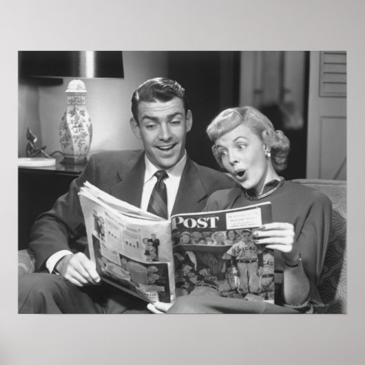 Couple Reading Magazine Poster (Vorne)