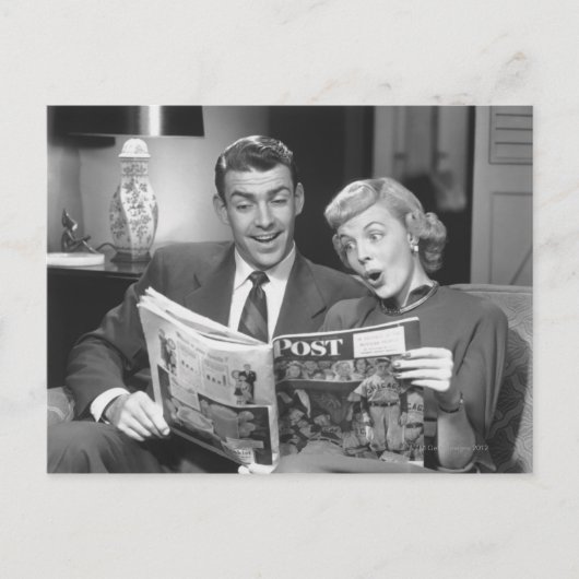 Couple Reading Magazine Postkarte (Vorderseite)