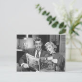 Couple Reading Magazine Postkarte (Stehend Vorderseite)