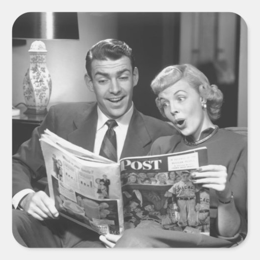 Couple Reading Magazine Quadratischer Aufkleber (Vorderseite)