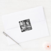 Couple Reading Magazine Quadratischer Aufkleber (Umschlag)