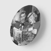 Couple Reading Magazine Runde Wanduhr (Winkel)