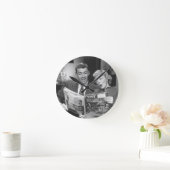 Couple Reading Magazine Runde Wanduhr (Zuhause)