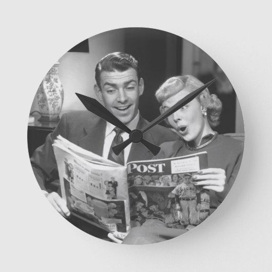 Couple Reading Magazine Runde Wanduhr (Vorderseite)