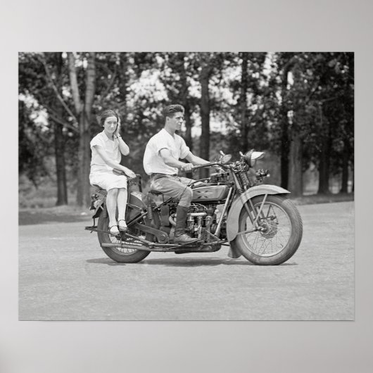 Couple Riding Motorrad, 1928. Vintages Foto Poster (Vorne)