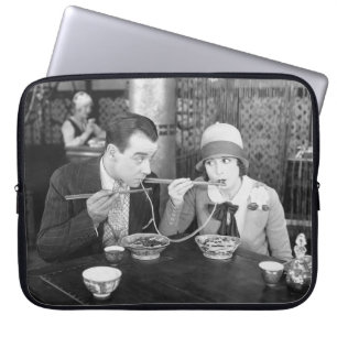 Couple sharing a noodle in a restaurantvintage, fo laptopschutzhülle