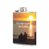 Couple Sit am Strand bei Sunset Drink Flasche Flachmann (Links)