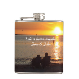 Couple Sit am Strand bei Sunset Drink Flasche Flachmann