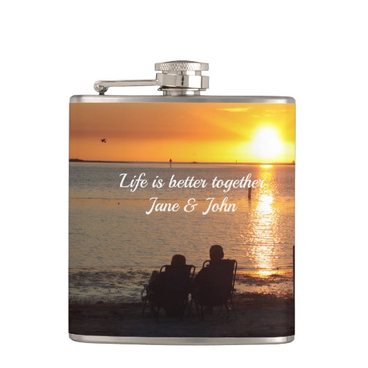 Couple Sit am Strand bei Sunset Drink Flasche Flachmann (Vorderseite)