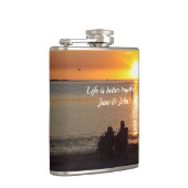 Couple Sit am Strand bei Sunset Drink Flasche Flachmann (Rechts)