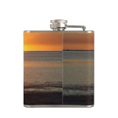 Couple Sit am Strand bei Sunset Drink Flasche Flachmann (Rückseite)