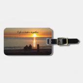 Couple Sit On Beach bei Sonnenuntergang Gepäckmark Gepäckanhänger (Vorderseite horizontal)