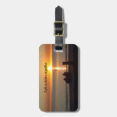 Couple Sit On Beach bei Sonnenuntergang Gepäckmark Gepäckanhänger (Vorderseite vertikal)