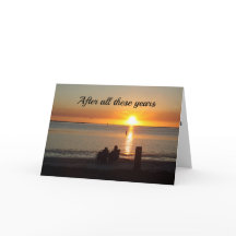 Couple Sit On Beach bei Sunset Anniversary Card