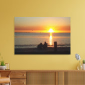 Couple Sit On Beach bei Sunset Canvas Print Leinwanddruck (Insitu (Wohnzimmer))