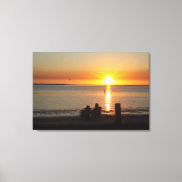Couple Sit On Beach bei Sunset Canvas Print Leinwanddruck