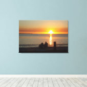 Couple Sit On Beach bei Sunset Canvas Print Leinwanddruck (Insitu (Holzboden))