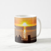 Couple Sit On Beach bei Sunset Coffee Tasse (VorderseiteRechts)