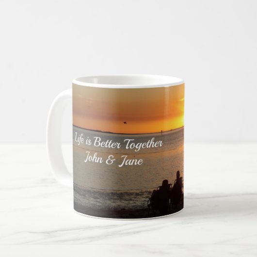 Couple Sit On Beach bei Sunset Coffee Tasse (Vorderseite Links)