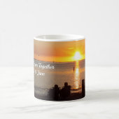 Couple Sit On Beach bei Sunset Coffee Tasse (Mittel)