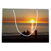 Couple Sit On Beach bei Sunset Geschenktasche Große Geschenktüte (Rückseite)