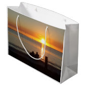 Couple Sit On Beach bei Sunset Geschenktasche Große Geschenktüte (Rückseite Schrägansicht)