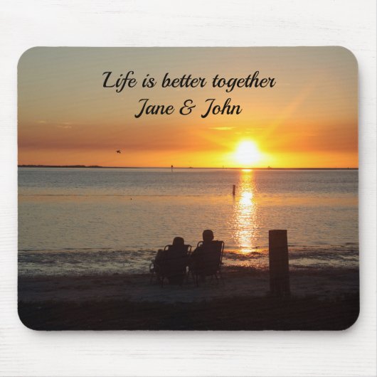 Couple Sit on Beach bei Sunset Mousepad (Vorne)