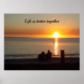 Couple Sit on Beach bei Sunset Poster (Vorne)