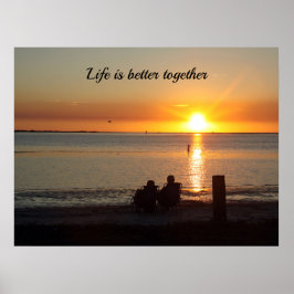 Couple Sit on Beach bei Sunset Poster