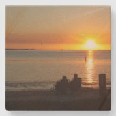 Couple Sit On Beach im Untersetzer von Sunset Ston (Vorderseite)