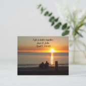Couple Sit On Beach - Sunset Anniversary Postkarte (Stehend Vorderseite)