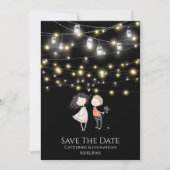 Couple stehend unter Lichterketten Cartoon Save The Date (Vorderseite)