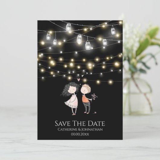 Couple stehend unter Lichterketten Cartoon Save The Date (Stehend Vorderseite)