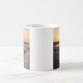 Couple Walking Beach bei Sunrise John 15 12 Kaffeetasse (Mittel)
