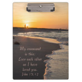 Couple Walking Beach bei Sunrise John 15 12 Klemmbrett (Vorderseite)