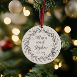 Couple Wreath-Namen | Foto des Hochzeitdatums Keramik Ornament<br><div class="desc">Einfaches und elegantes Blatt- und Weinkreidedesign mit Pärchennamen und Hochzeitstermin vorne mit Foto auf der Rückseite.</div>