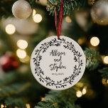 Couple Wreath-Namen | Foto des Hochzeitdatums Keramik Ornament<br><div class="desc">Einfaches und elegantes Blatt- und Weinkreidedesign mit Pärchennamen und Hochzeitstermin vorne mit Foto auf der Rückseite.</div>