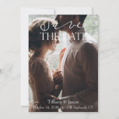 Couples Bild Weißer Text für Skripte Save the Date (Vorderseite)