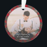 Couple's First Christmas Fotos Stewart Tartan Ornament<br><div class="desc">Lassen Sie sich von der Magie Ihres ersten Weihnachtsgeschehens verzaubern und genießen Sie unsere maßgeschneiderte Foto-Verzierung! Dieses elegante Ornament, das Ihre wertvollen Erinnerungen perfekt einfängt, wird zu einem Erbstück und erinnert Sie an das besondere Jahr, in dem Sie den Urlaub als Paar feiern. Mit seinem zeitlosen Design und einer Touch...</div>