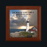 Couple's Names Wedding Date Lighthouse Sunset Erinnerungskiste<br><div class="desc">Dieses wunderschöne Portland Head Leuchtturm,  Maine Geschenkboxen,  personalisiert für das frisch verheiratete Ehepaar,  hat seinen Namen und das Hochzeitstag vorn. Wählen Sie Ihre Größe und Farbe.</div>