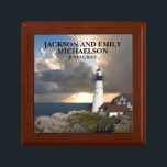 Couple's Names Wedding Date Lighthouse Sunset Erinnerungskiste<br><div class="desc">Dieses wunderschöne Portland Head Leuchtturm,  Maine Geschenkboxen,  personalisiert für das frisch verheiratete Ehepaar,  hat seinen Namen und das Hochzeitstag vorn. Wählen Sie Ihre Größe und Farbe.</div>