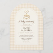 Couples Shower Baby is Brewing Coffee Gingham Einladung (Vorderseite)