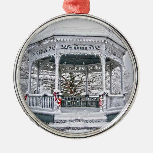 Courthouse Gazebo im Schnee Silbernes Ornament (Vorne)