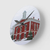 Courthouse Snow Runde Wanduhr (Winkel)