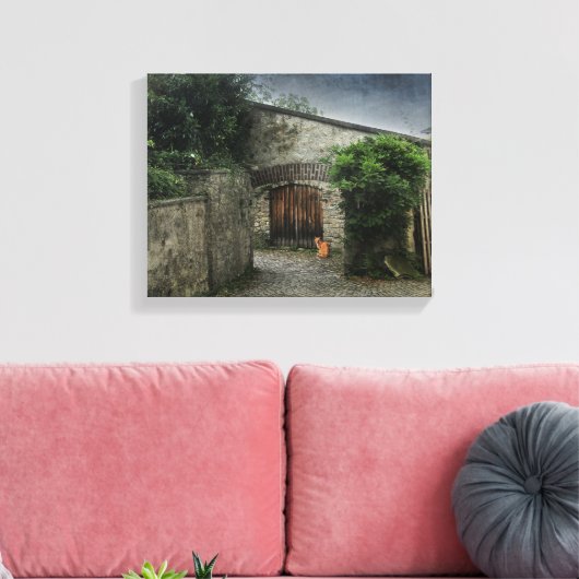 Courtyard Cat Leinwanddruck (Insitu (Wohnzimmer))