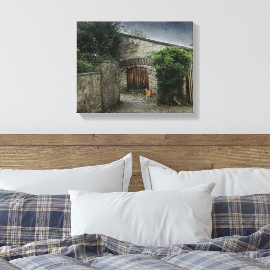 Courtyard Cat Leinwanddruck (Insitu (Schlafzimmer))